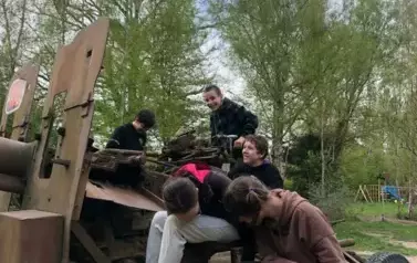Zdjęcie grupowe na artylerii