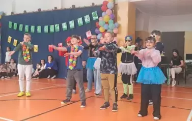 Macarena tańczona przez dzieci