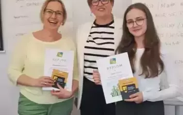 Zdjęcie z osobami wyr&oacute;żnionymi