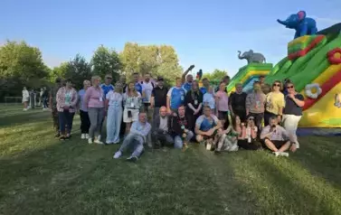 Zbi&oacute;rka wszystkich przy dmuchanym zamku