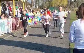 Pracownicy biegnący na bieżni