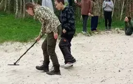 Szukanie metalu w piasku