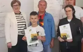 Zdjęcie z osobami wyr&oacute;żnionymi z konkursu
