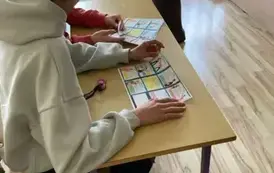 uczniowie z ulotkami