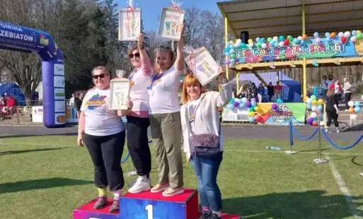 Kobiety stojące na podium