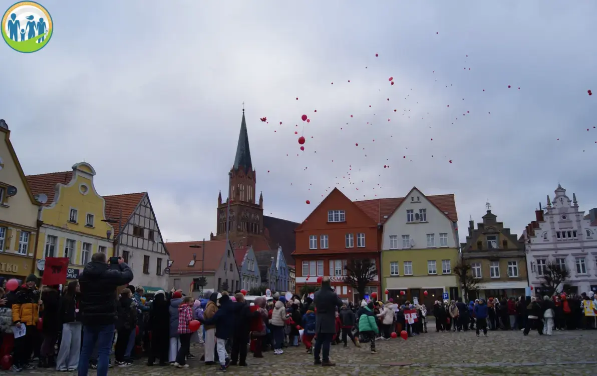 Zdjęcie do &bdquo;Przemoc rodzi przemoc &ndash; przerwij łańcuch&rdquo; &ndash; pod takim hasłem ulicami Trzebiatowa przeszedł marsz przeciw przemocy, zorganizowany w ramach og&oacute;lnopolskiej kampanii &bdquo;Dzieciństwo bez przemocy&rdquo;.